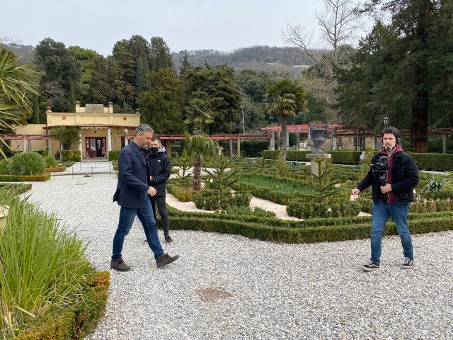 Prof. Romanini  nel giardino all’italiana